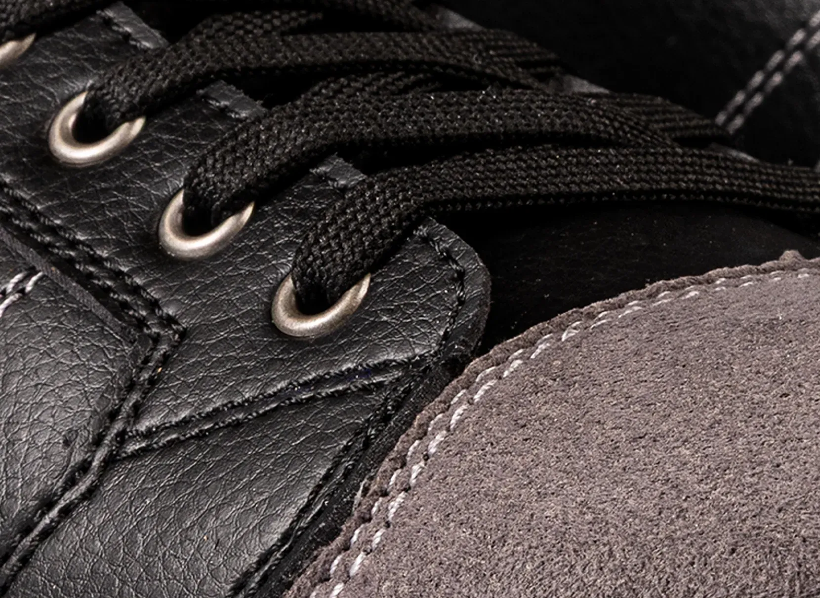 Zbliżenie na węzły sznurowadeł Redbrick Dunk High buty ochronne