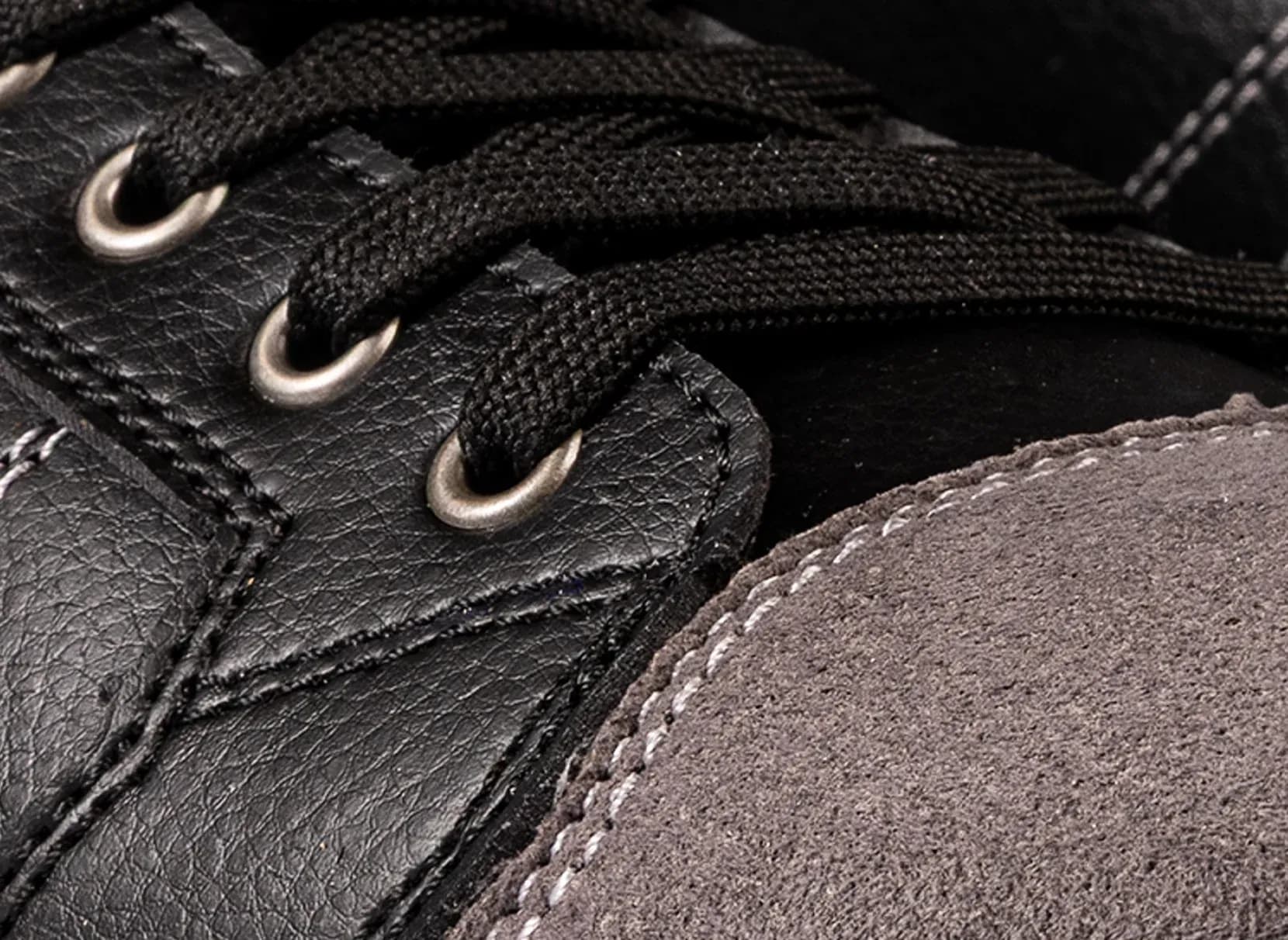 Nahaufnahme von Schnürsenkeln der Redbrick Dunk High Sicherheitsschuhe