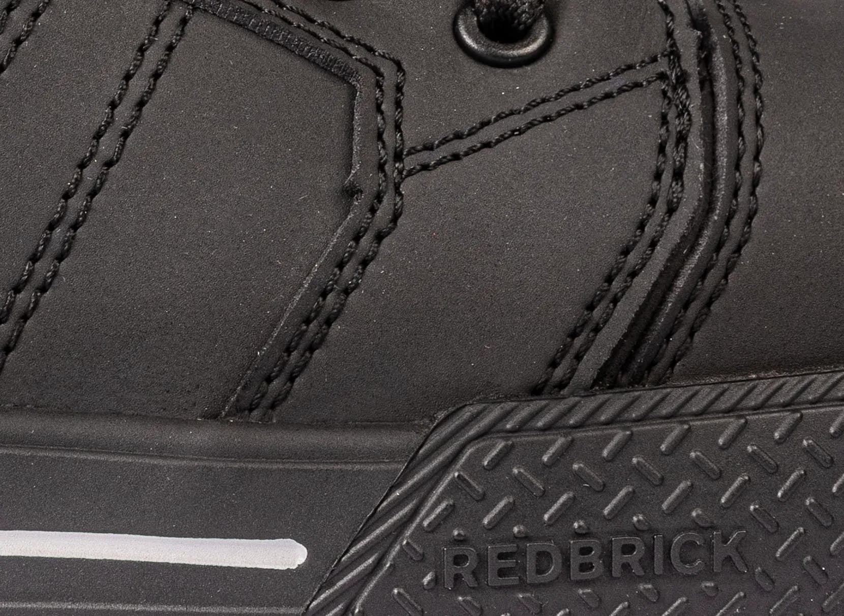 Close up van stiksels van Red Brick Beater High