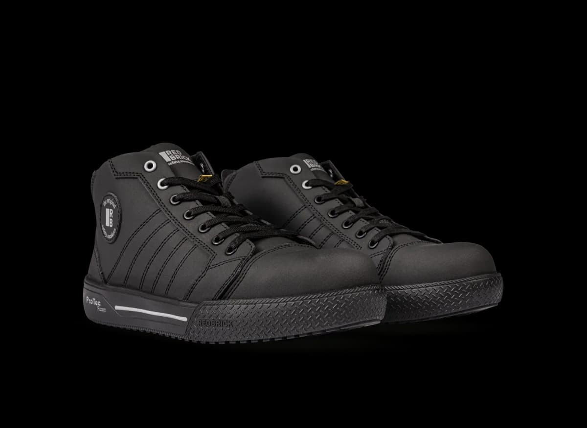 Voor aanzicht van een paar Red Brick Beater High