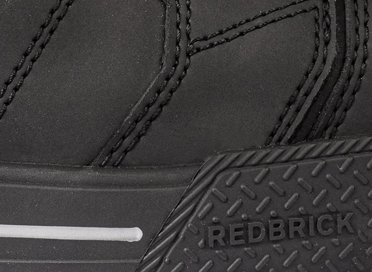 Close up van de stiksels van een paar Redbrick Beater Low