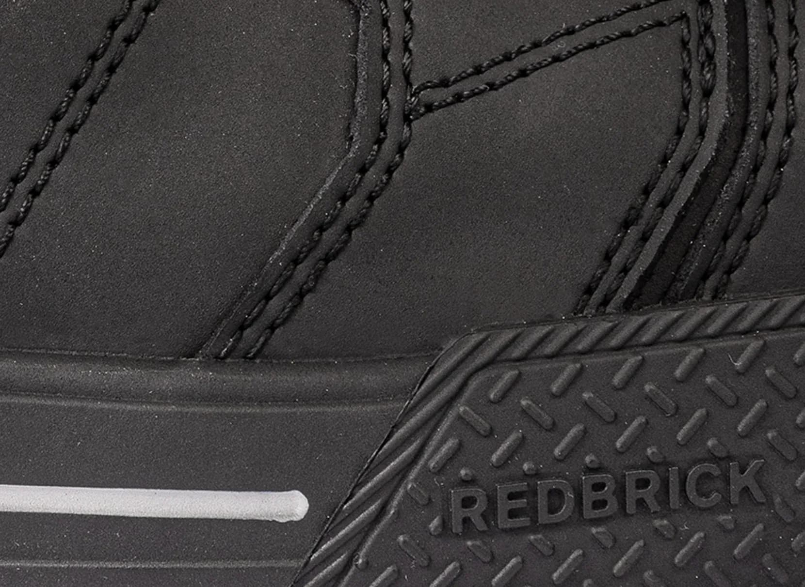 Close up van de stiksels van een paar Redbrick Beater Low