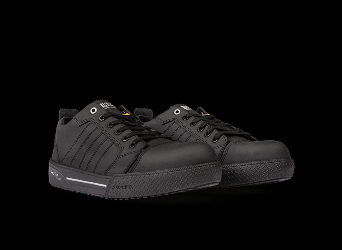 Vooraanzicht van een paar Redbrick Beater Low werkschoenen