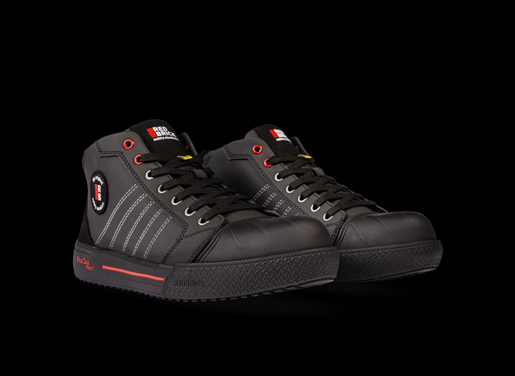 Voor aanzicht van een paar Redbrick Champ High werkschoen