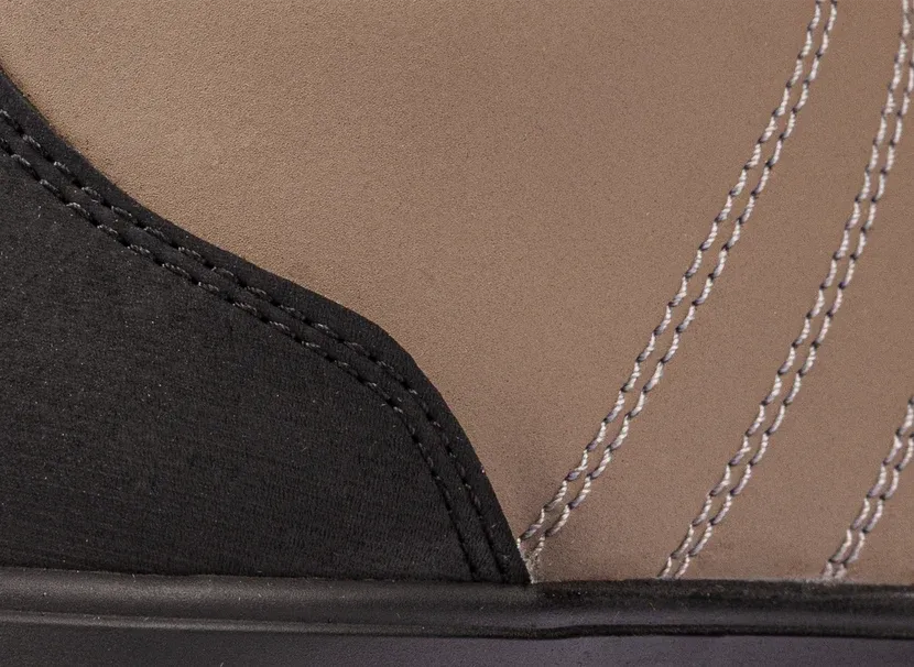 Close up van stiksels van Redbrick Jump Low Werkschoenen