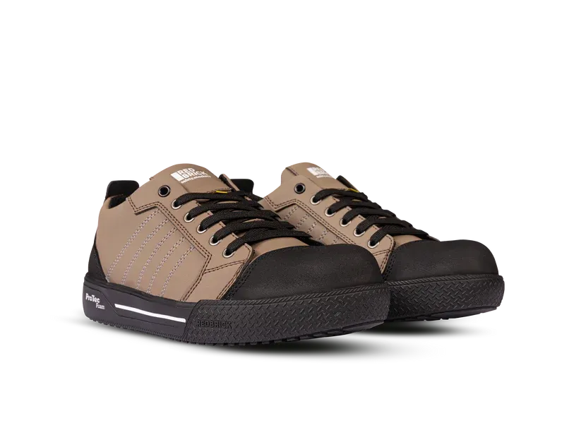 Een een paar Redbrick Jump Low Werkschoenenen naast elkaar, van voren gezien