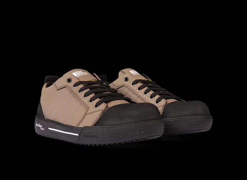 Een een paar Redbrick Jump Low Werkschoenenen naast elkaar, van voren gezien