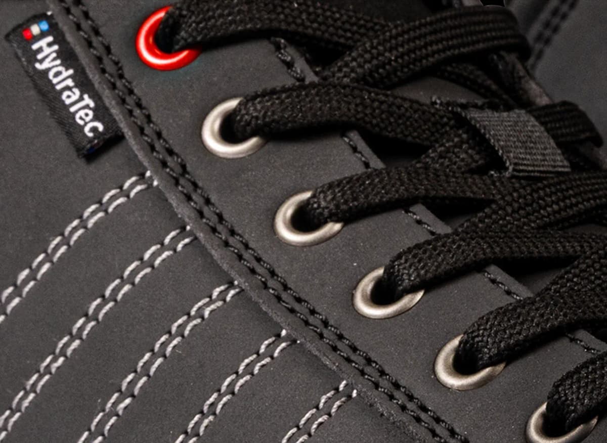 Close up van veterringen Redbrick Splash werkschoenen