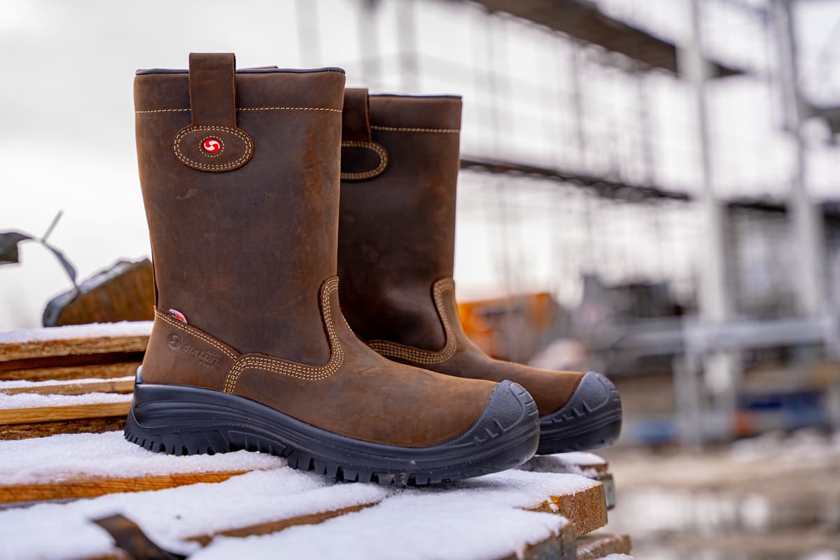 ein Paar Sixton Montana Arbeitsstiefel in einer Schicht Schnee