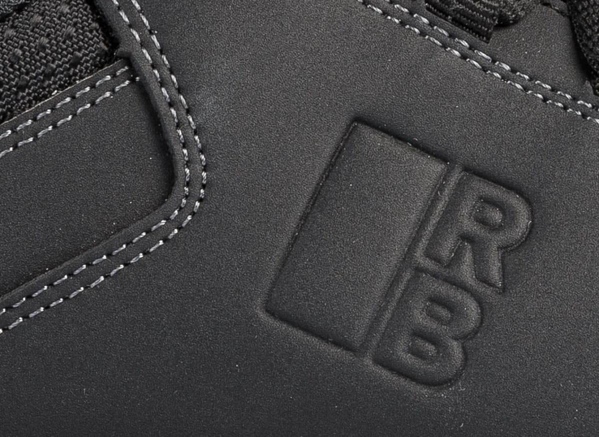 Nahaufnahme von Leder und Nähten des Redbrick Motion Low Sicherheitsschuhs