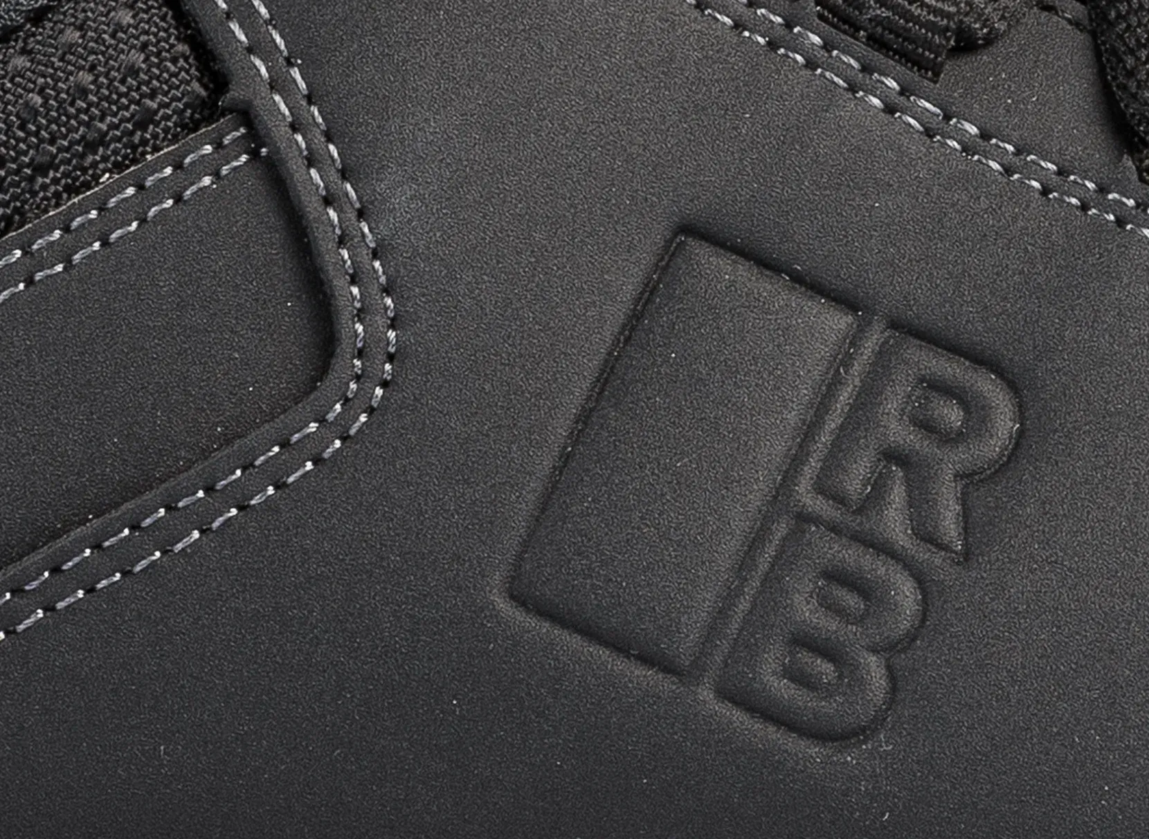 Close up leder en stiksels Redbrick Motion low veiligheidsschoen