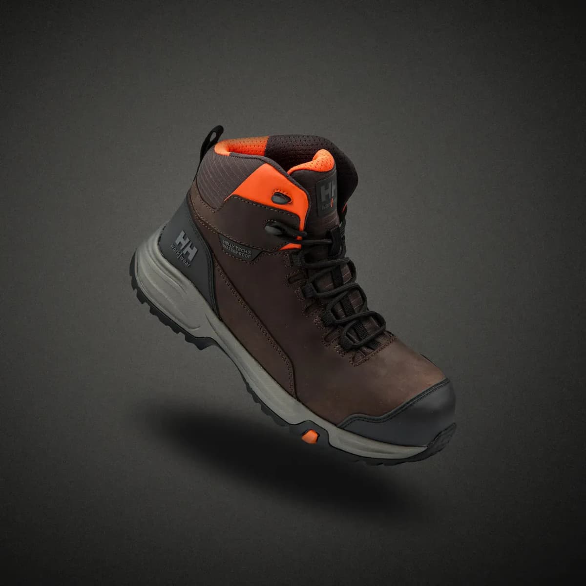 Zwevende Helly Hansen manchester werkschoen in donkere omgeving