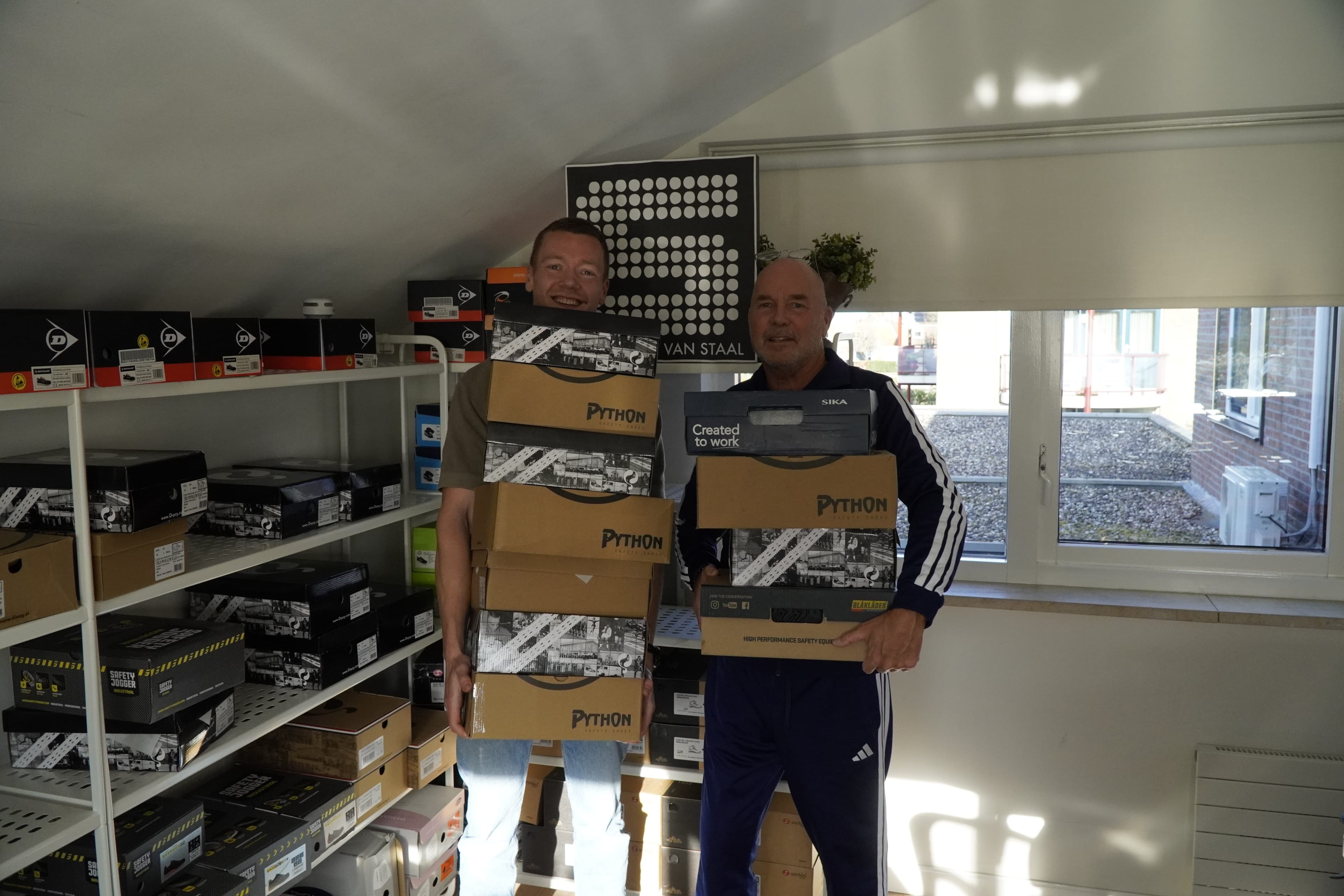 paul en thom staal met schoenendozen in hun hand