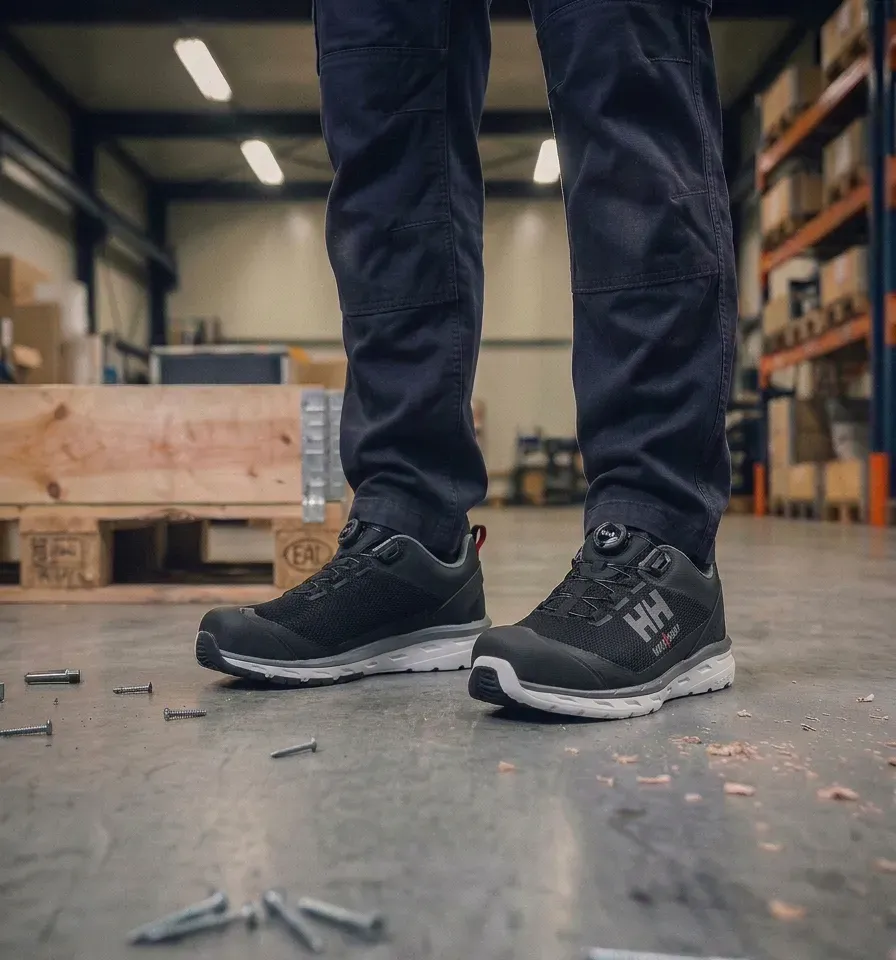 Sfeerafbeelding Helly Hansen Chelsea EVO BOA 78245 Zwart op natte bouwplaats