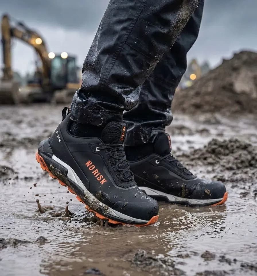 Stimmungsbild No Risk Athletic Low STX Orange auf nasser Baustelle
