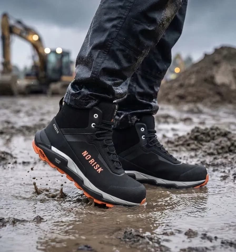 Sfeerafbeelding No Risk Athletic Mid STX Orange op natte bouwplaats